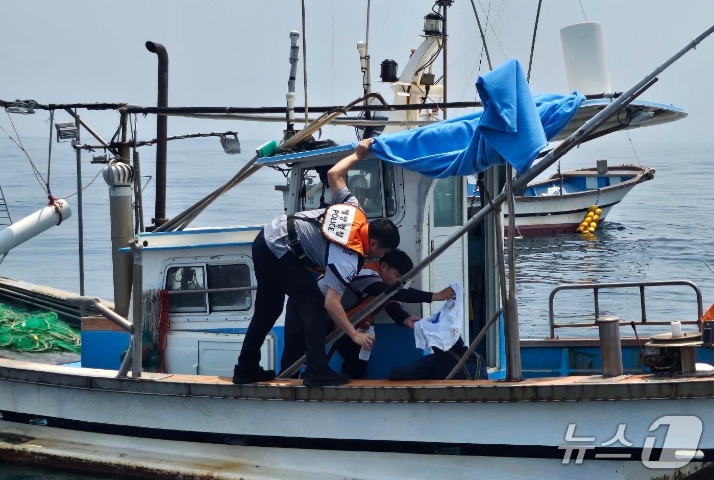 본문 이미지 - 울산해양경찰서는 7일 오전 울산 동구 주전항 인근 해상 어선에서 조업 중 무더위에 쓰러진 70대 남성 선장을 응급조치했다고 밝혔다.(울산해경 제공. 재판매 및 DB금지)/뉴스1