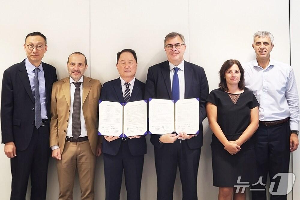 본문 이미지 - 사진 왼쪽 세 번째부터 연규양 사장, 네 번째 안드레아 라페티 Andrea Raffetti 부사장. (대전교통공사 제공. 재판매 및 DB금지)2025.7.7/뉴스1