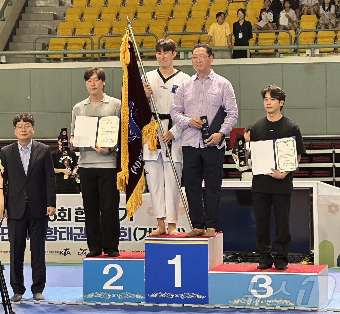 본문 이미지 - 제55회 협회장기 전국대회에서 우승을 거둔 조선대 태권도부 이요셉 학생과 김병기 감독이 단상에 오르고 있다.(조선대 제공. 재배포 및 DB 금지)