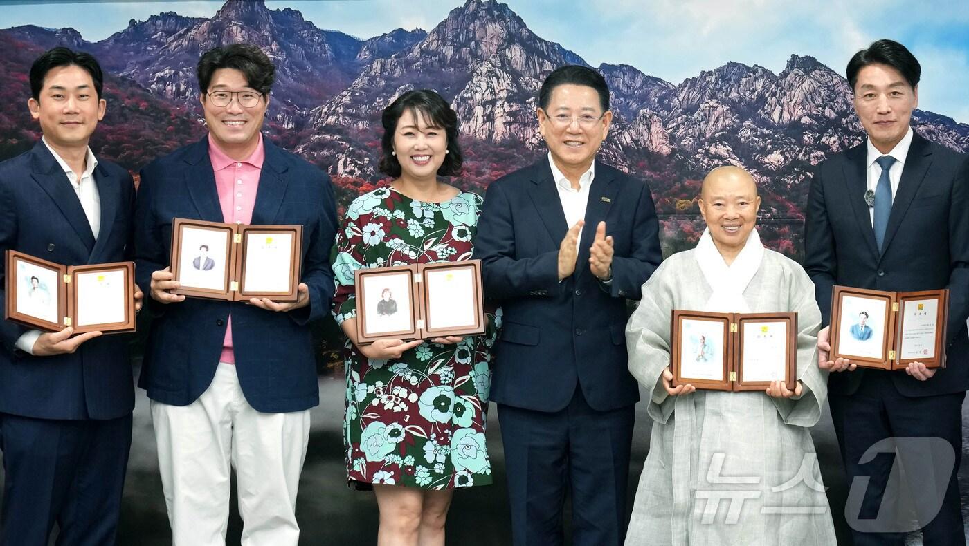 김영록 전라남도지사가 7일 도청 접견실에서 열린 ‘2025 남도국제미식산업박람회 홍보대사 위촉식’에서 정관스님, 오세득 셰프, 홍신애 셰프, 임희원 셰프, 유튜버 마츠다에게 홍보대사 위촉장을 수여한 뒤 기념촬영을 하고 있다.(전남도 제공. 재판매 및 DB금지) 2025.7.7/뉴스1 