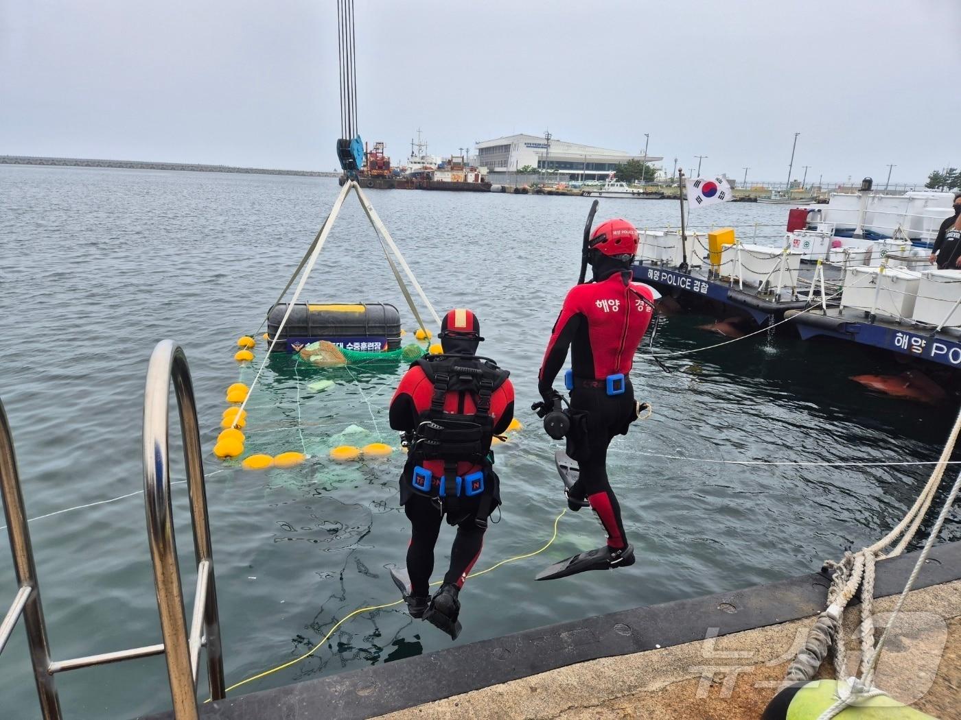 본문 이미지 - 본격적인 여름 행락철이 시작된 7일 강원 속초시 속초해양경찰서 전용부두 인근 해상에서 해양경찰이 인명 구조·구급 대응 훈련을 실시하고 있다. 2025.7.7/뉴스1 ⓒ News1 윤왕근 기자