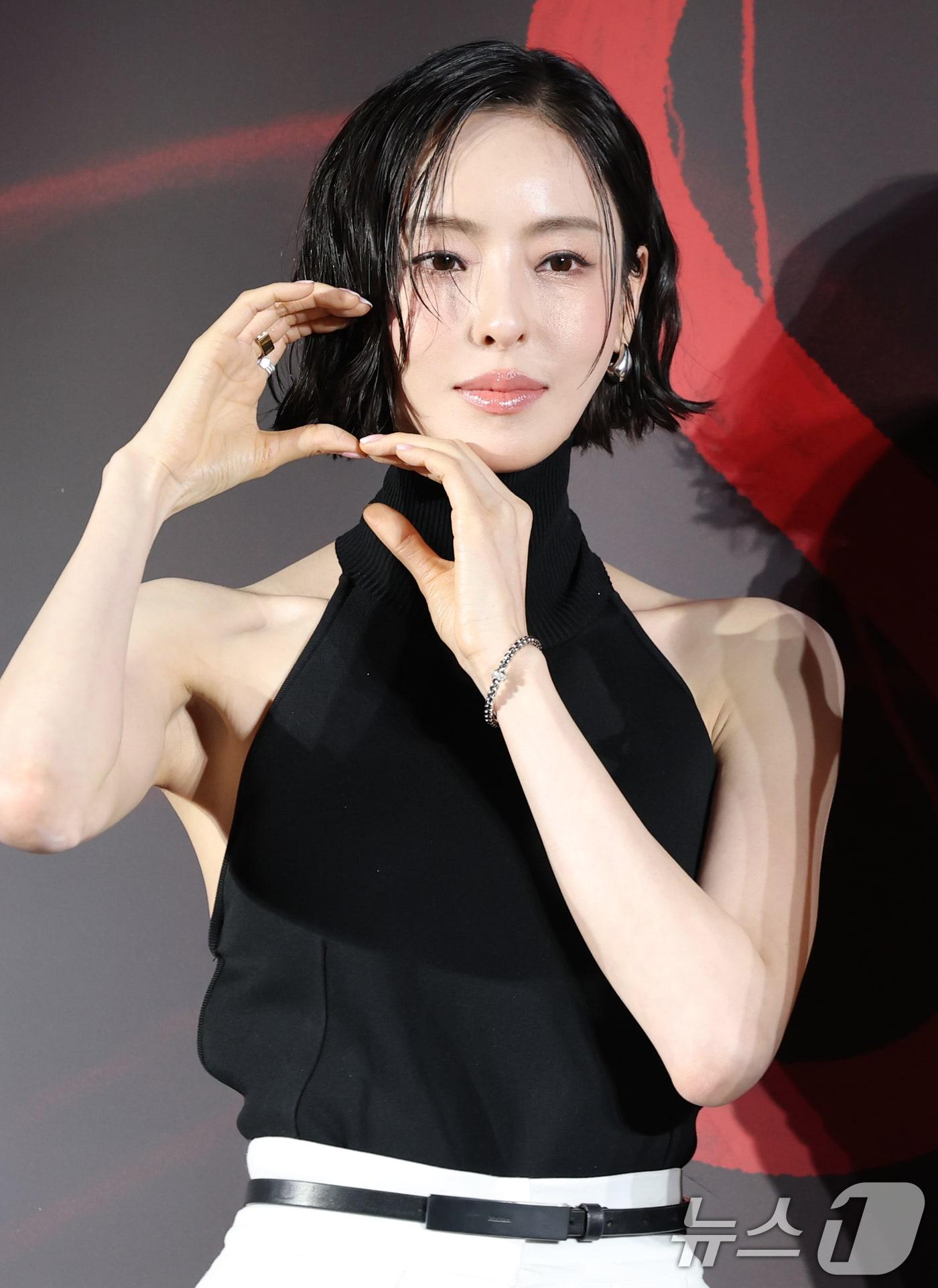 본문 이미지 - 배우 이다희가 7일 서울 용산 CGV에서 열린 웨이브 오리지널 드라마 'S라인'의 제작발표회에 참석해 포즈를 취하고 있다. 'S라인'은 성적 관계를 맺은 사람들 사이에 이어지는 붉은 선, 일명 S라인이 보이기 시작하면서 금지된 욕망과 숨겨진 진실이 드러나는 판타지 스릴러다. 2025.7.7/뉴스1 ⓒ News1 권현진 기자