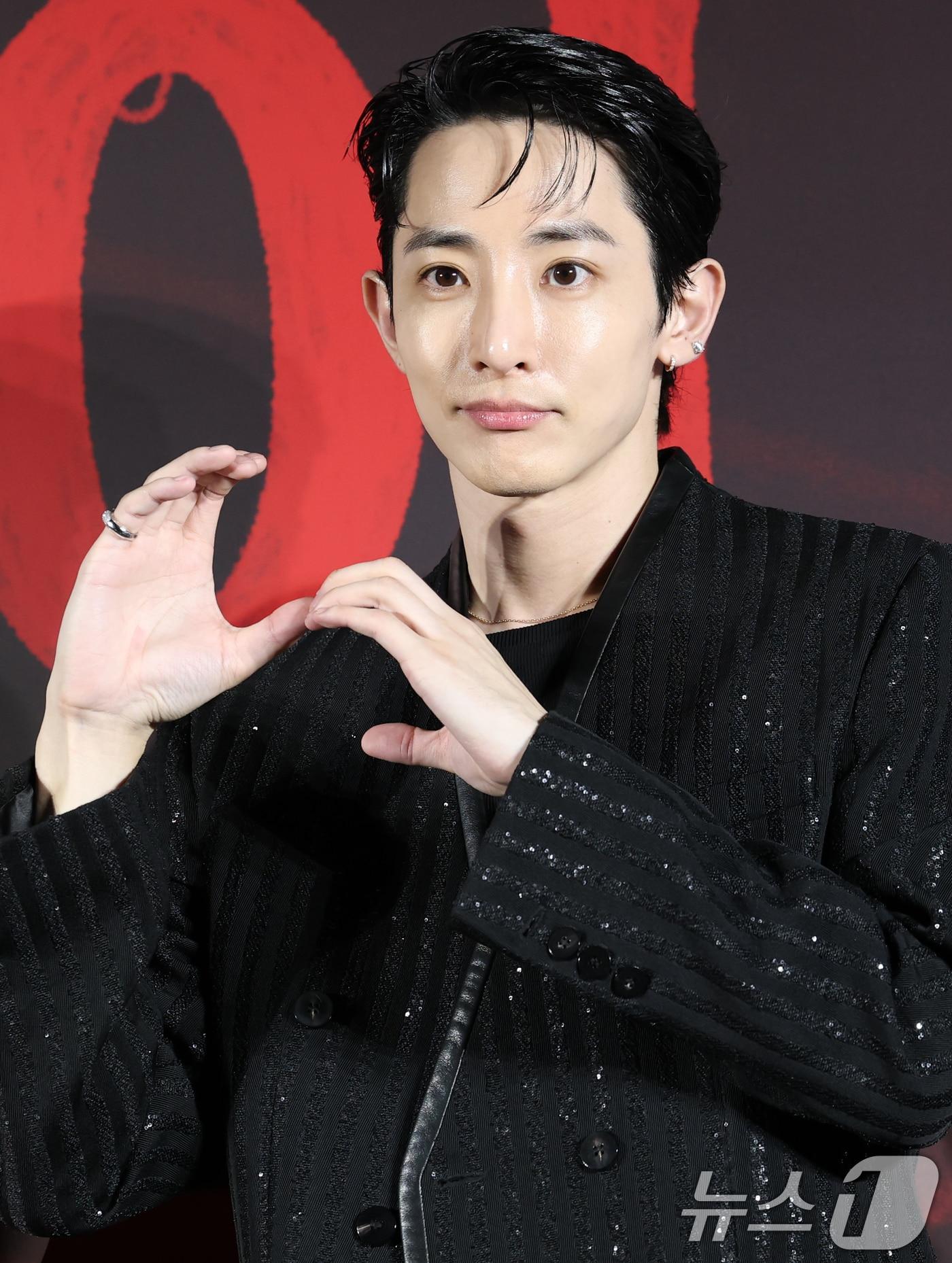 본문 이미지 - 배우 이수혁이 7일 서울 용산 CGV에서 열린 웨이브 오리지널 드라마 'S라인'의 제작발표회에 참석해 포즈를 취하고 있다. 'S라인'은 성적 관계를 맺은 사람들 사이에 이어지는 붉은 선, 일명 S라인이 보이기 시작하면서 금지된 욕망과 숨겨진 진실이 드러나는 판타지 스릴러다. 2025.7.7/뉴스1 ⓒ News1 권현진 기자