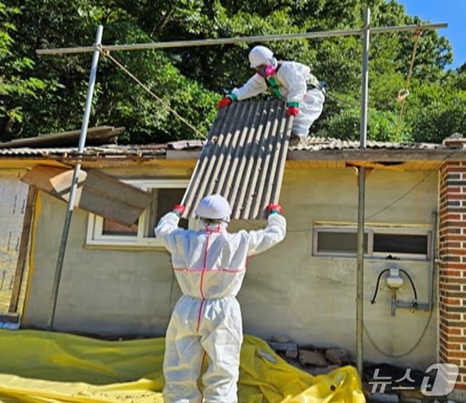 본문 이미지 - 주택 슬레이트 철거 장면(보은군 제공, 재판매 및 DB금지) /뉴스1 