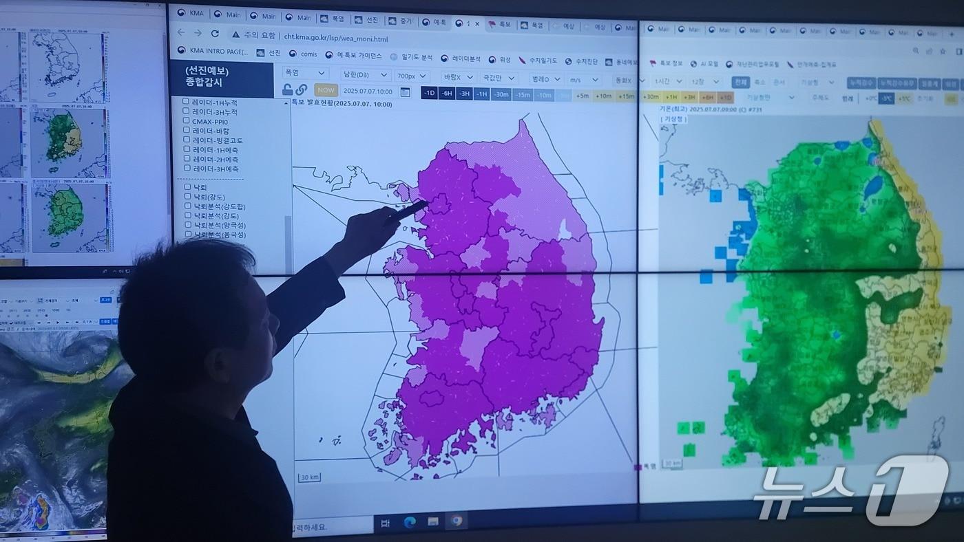 수도권기상청 예보관이 7일 폭염특보를 분석하고 있다.(수도권기상청 제공. 재판매 및 DB금지)