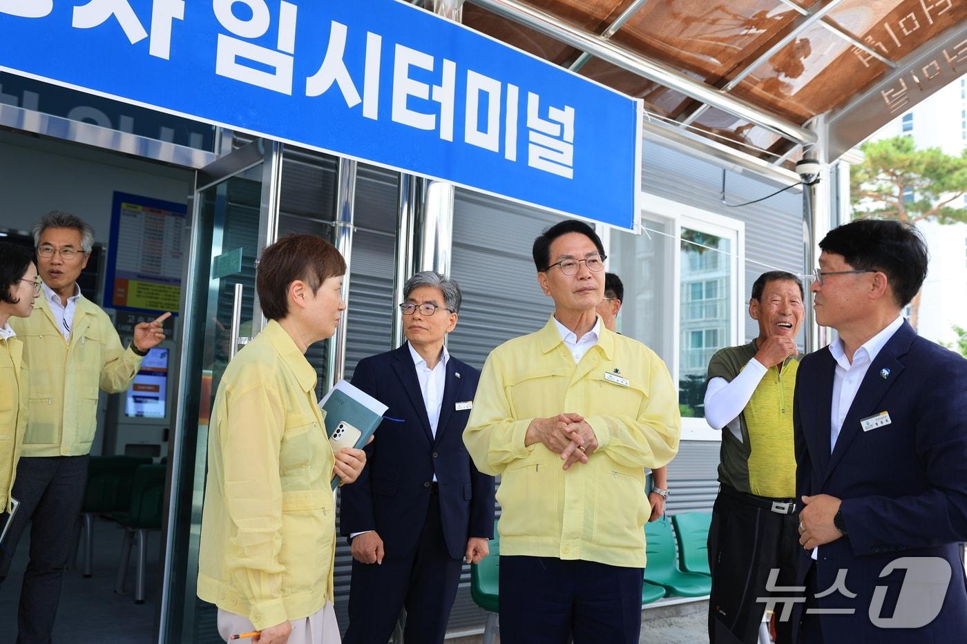 심덕섭 고창군수가 7일 고창 임시터미널 현장점검에 나서고 있다.&#40;고창군 제공. 재판매 및 DB금지&#41;