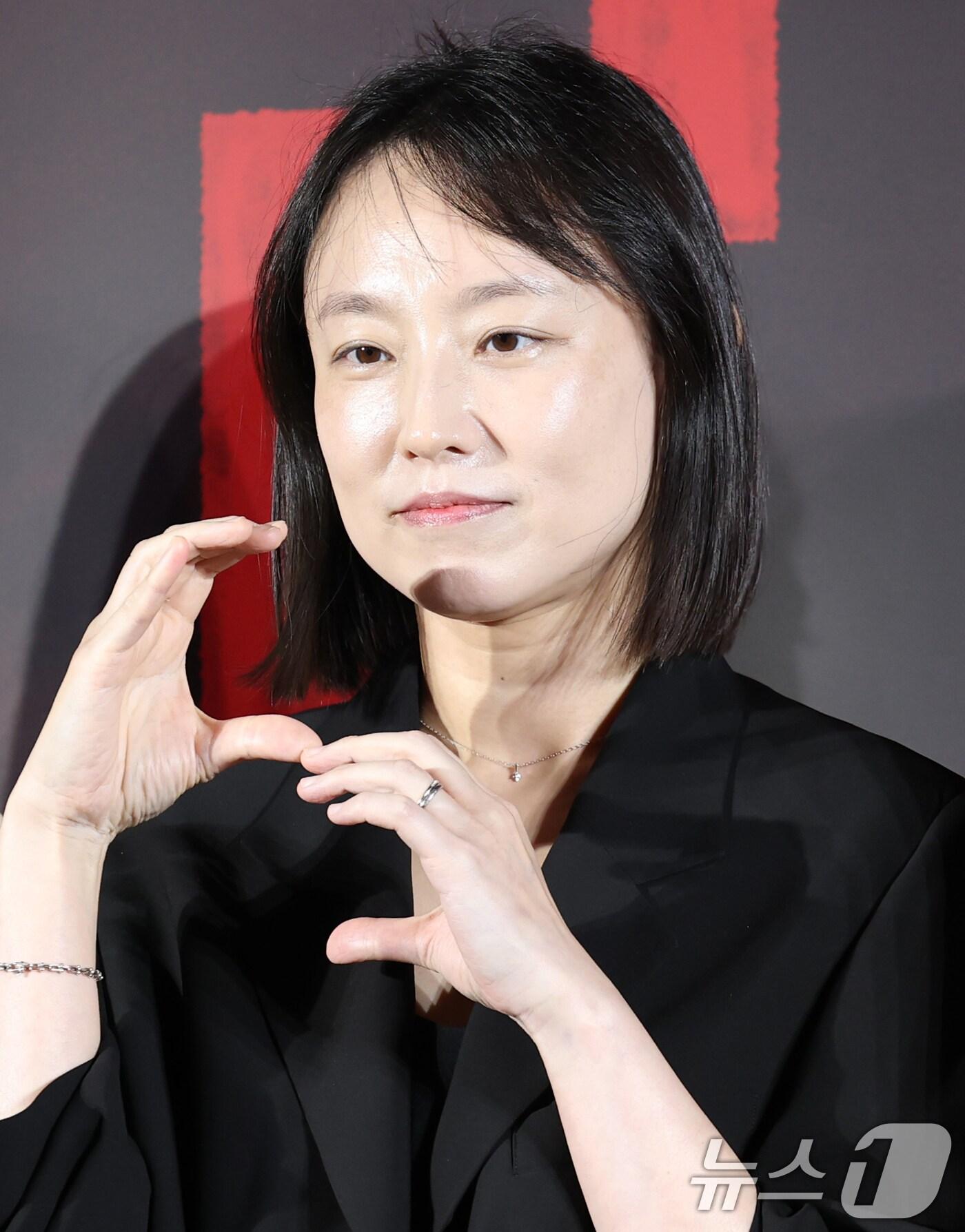 본문 이미지 - 안주영 감독이 7일 서울 용산 CGV에서 열린 웨이브 오리지널 드라마 'S라인'의 제작발표회에 참석해 포즈를 취하고 있다. 'S라인'은 성적 관계를 맺은 사람들 사이에 이어지는 붉은 선, 일명 S라인이 보이기 시작하면서 금지된 욕망과 숨겨진 진실이 드러나는 판타지 스릴러다. 2025.7.7/뉴스1 ⓒ News1 권현진 기자