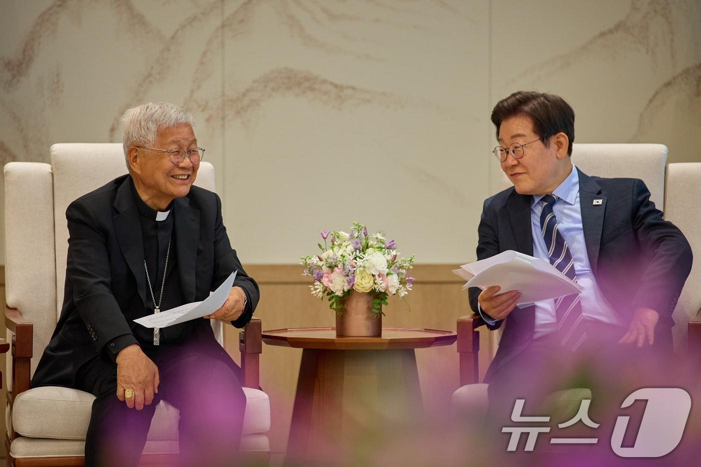 이재명 대통령이 7일 서울 용산 대통령실 청사에서 유흥식 추기경을 접견하고 있다. &#40;대통령실 제공. 재판매 및 DB 금지&#41; 2025.7.7/뉴스1 ⓒ News1 허경 기자