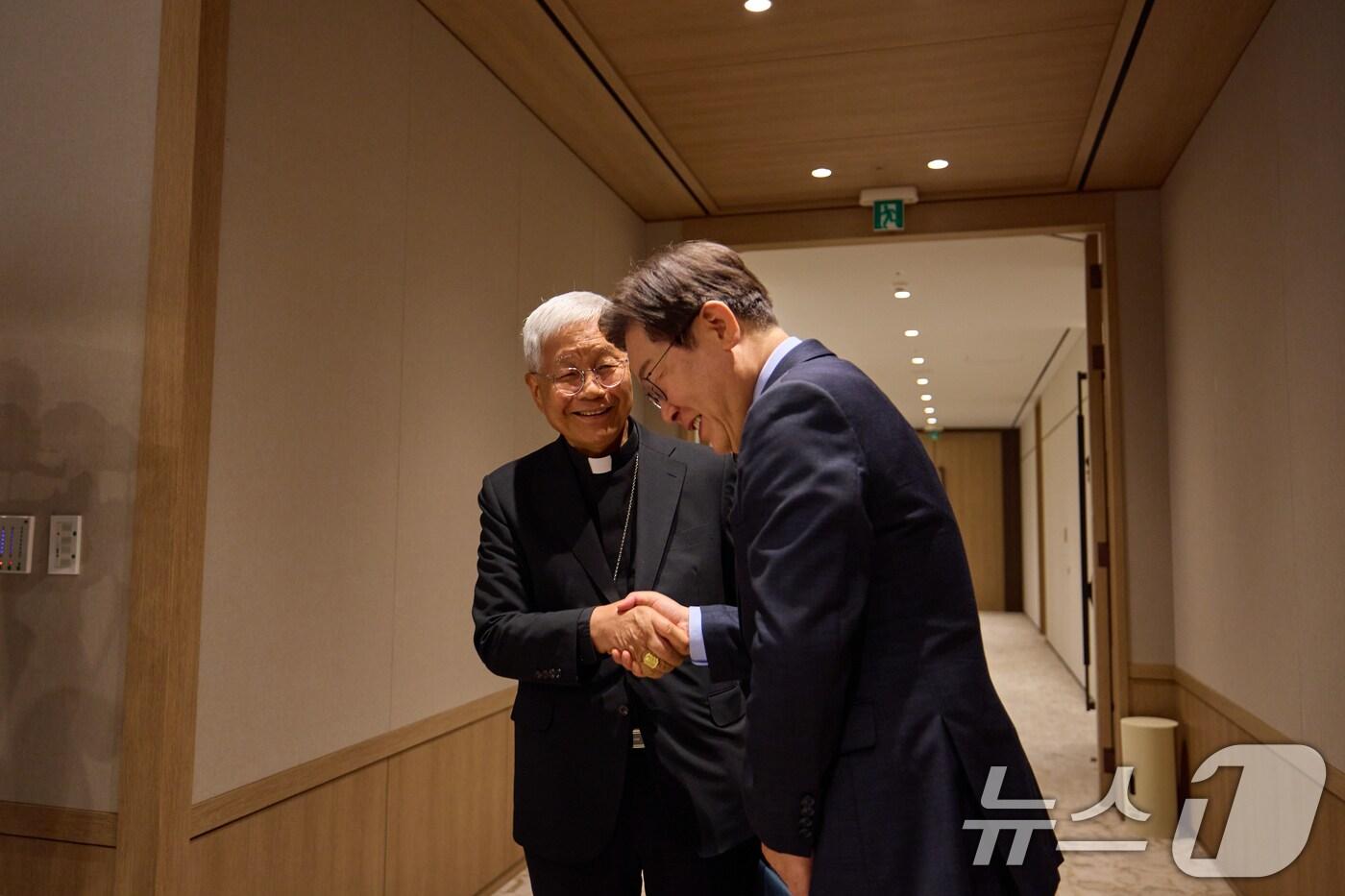 이재명 대통령이 7일 서울 용산 대통령실 청사에서 유흥식 추기경을 접견하고 있다. &#40;대통령실 제공. 재판매 및 DB 금지&#41; 2025.7.7/뉴스1 ⓒ News1 허경 기자