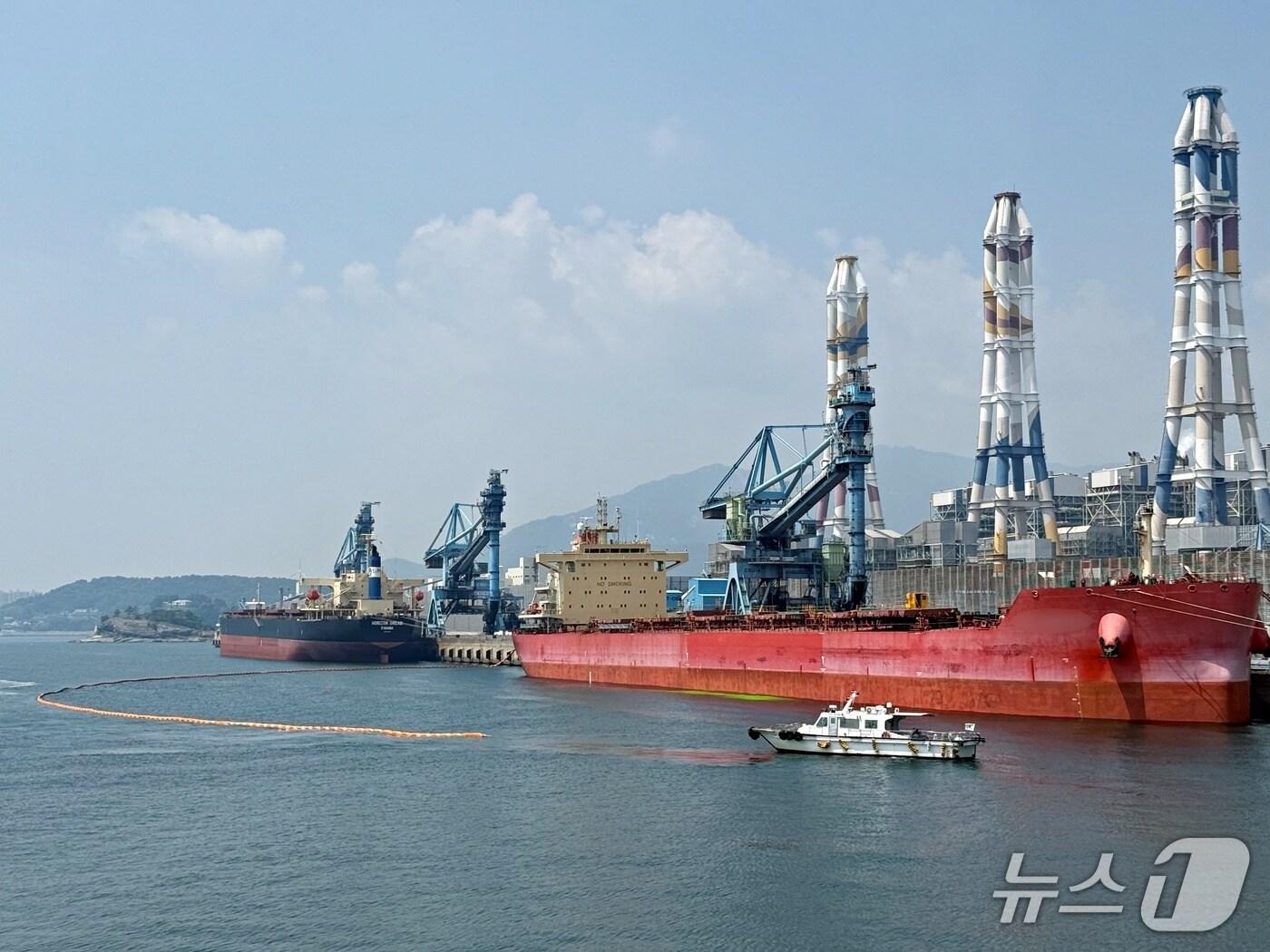 본문 이미지 - 7일 한국남동발전 삼천포발전본부 부두에서 선박 기름 유출 상황을 가정한 민관 합동 해상방제훈련이 실시되고 있다.(사천해경 제공. 재판매 및 DB금지)
