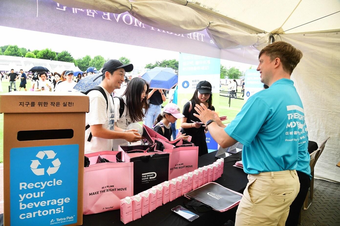 본문 이미지 - 멸균팩 분리배출 퀴즈를 진행 중인 테트라팩 코리아 브랜드 앰배서더 줄리안 퀸타르트 / 사진=테트라팩 코리아 제공