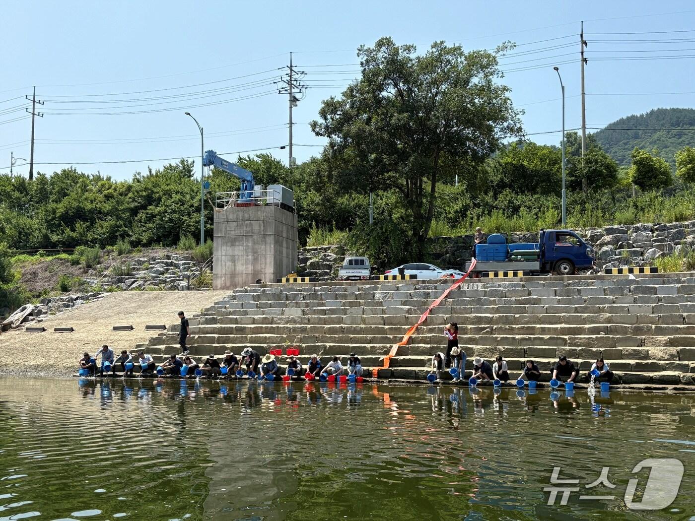 본문 이미지 - 7일 광양시가 지속 가능한 어족자원 확보를 위해 섬진강 일원에 메기 8만 마리와 동남참게 6만 마리를 방류하고있다(광양시 제공) 