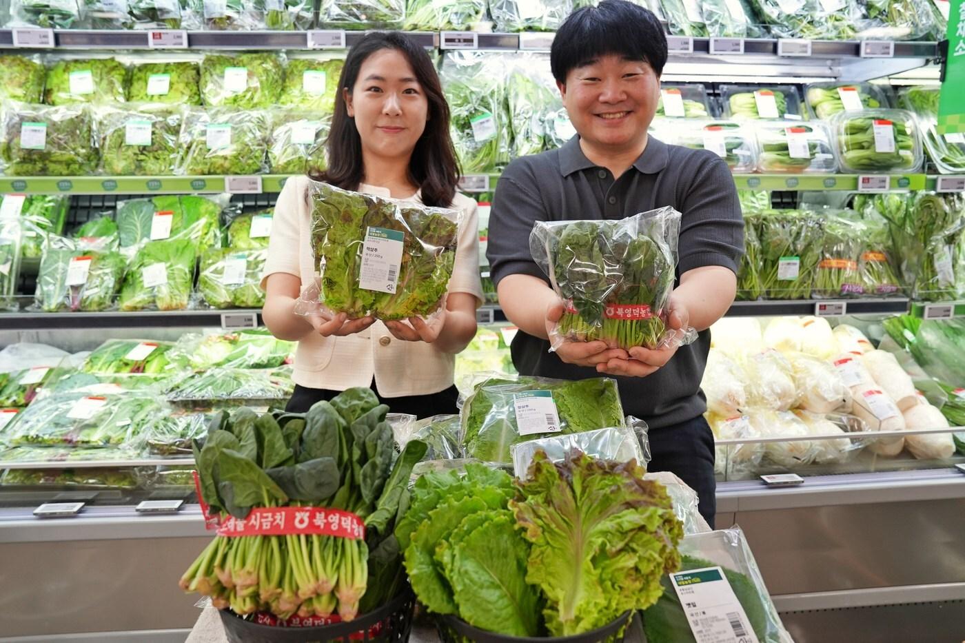 서울시 송파구에 위치한 롯데마트 제타플렉스 잠실점 채소코너에서 CA시금치와 스마트팜 잎채소를 홍보하는 (왼쪽)김시은 MD와 홍윤희 MD의 모습.(롯데마트 제공)