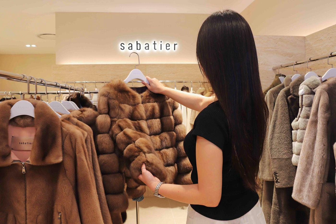 신세계 에스테이트(본점 신관) 3층 사바티에 모피 매장에서 모피를 쇼핑하고 있는 고객 모습.(신세계 제공)