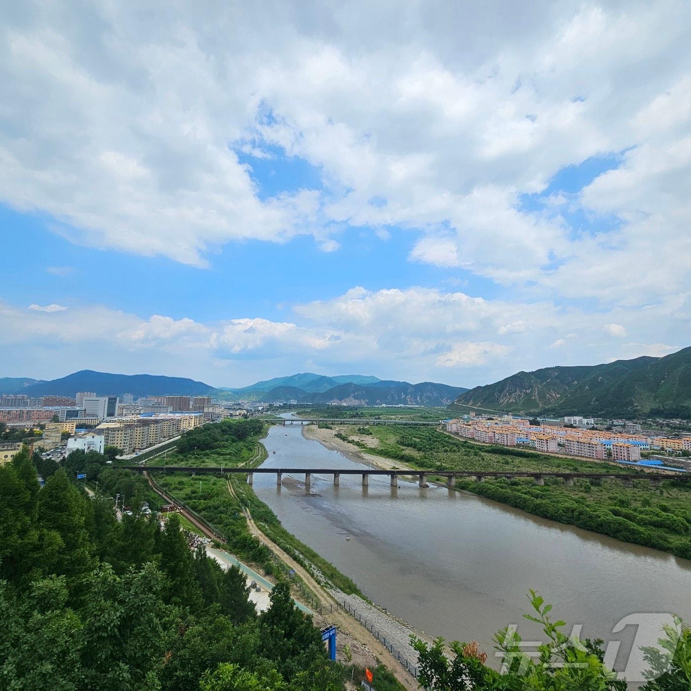 본문 이미지 - 중국 지린성 투먼시와 북한 함경북도 온성군 남양노동자구 모습. ⓒ News1 정은지 특파원