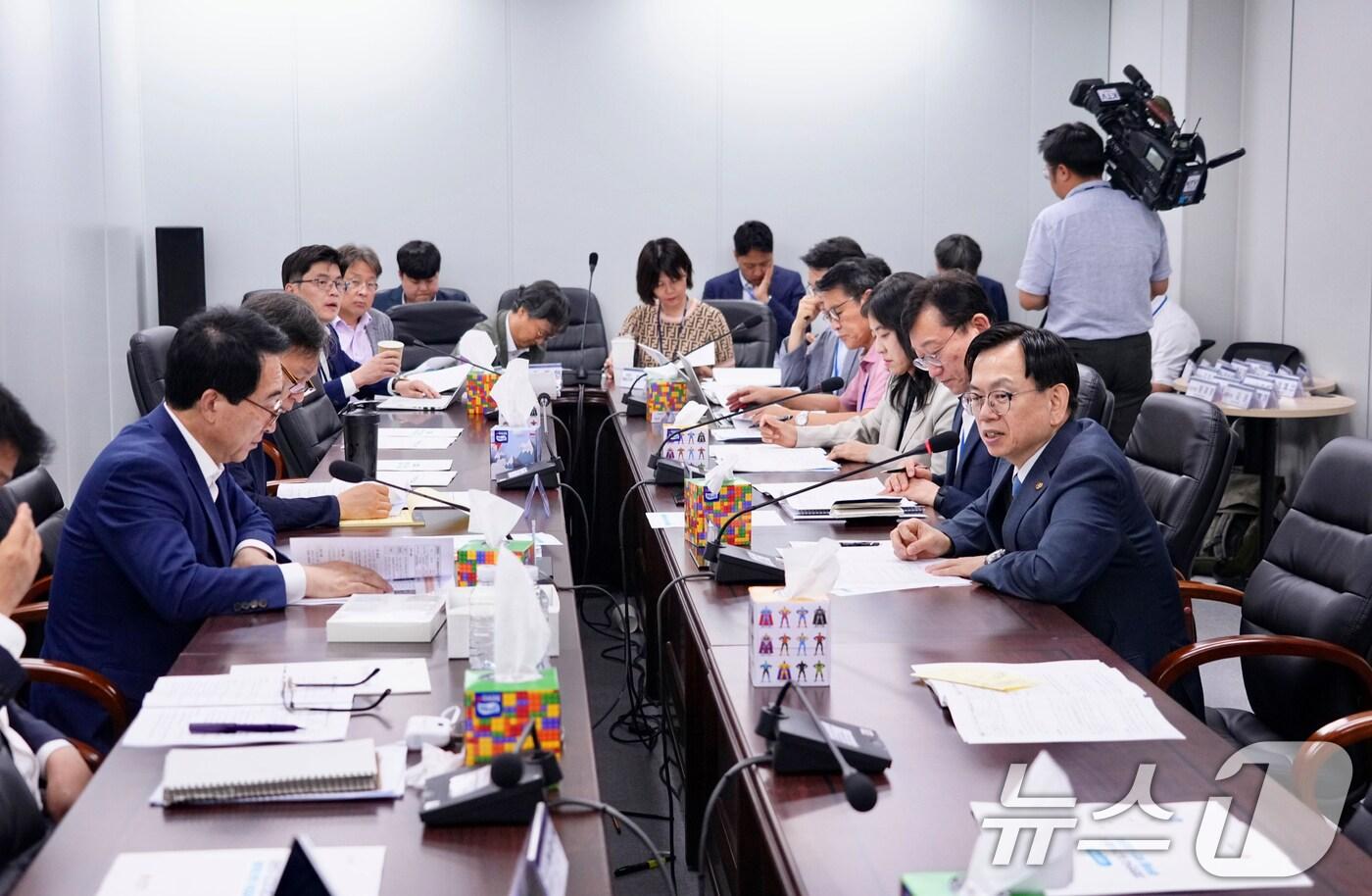 고광완 광주시 행정부시장이 7일 서울 국정기획위원회 소회의실에서 열린 국가균형성장특별위원회 시도간담회에 참석, 국가균형성장전략 과제 4개, 지역공약 과제 10개 등 총 14개 과제를 제안하고 있다.&#40;광주시 제공. 재판매 및 DB 금지&#41; 2025.7.7/뉴스1 