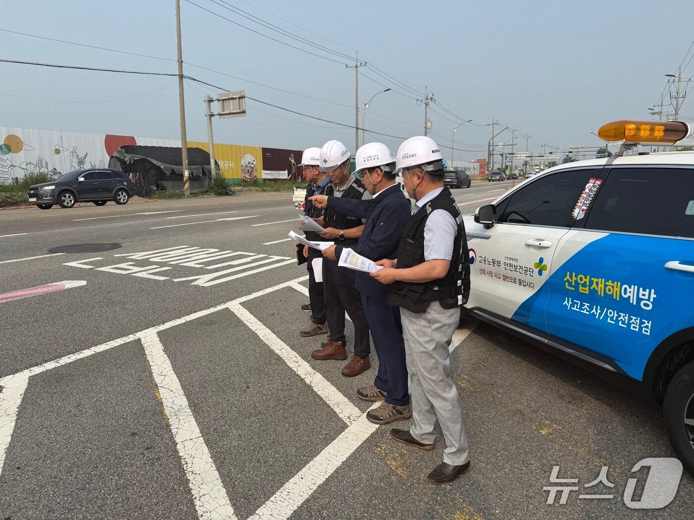 본문 이미지 - 김현중 안전보건공단 이사장(오른쪽에서 두번째)이 7일 인천 계양구 맨홀 질식 사망사고 현장을 찾아 관계자로부터 재해사고 경위를 듣고 있다.(안전보건공단 제공) /2025.7.7/ ⓒ News1