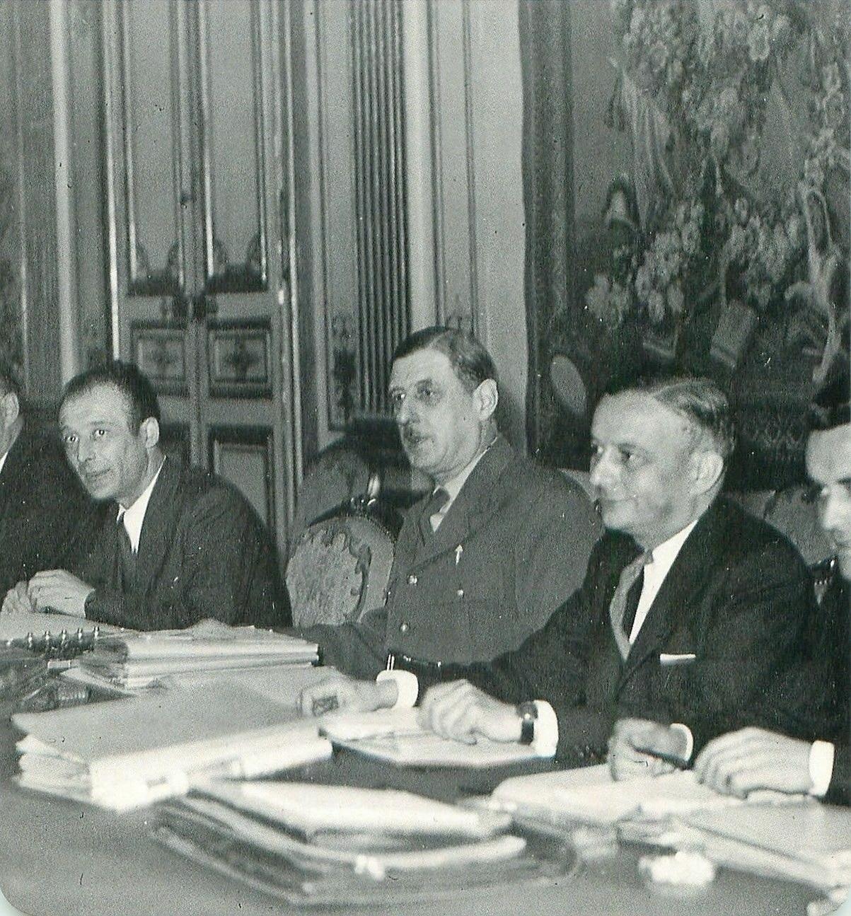 본문 이미지 - 프랑스 공화국 임시정부 수반 샤를 드골 장군(가운데) (출처: Unknown author (Keystone-France), 1945, Public domain, via Wikimedia Commons)