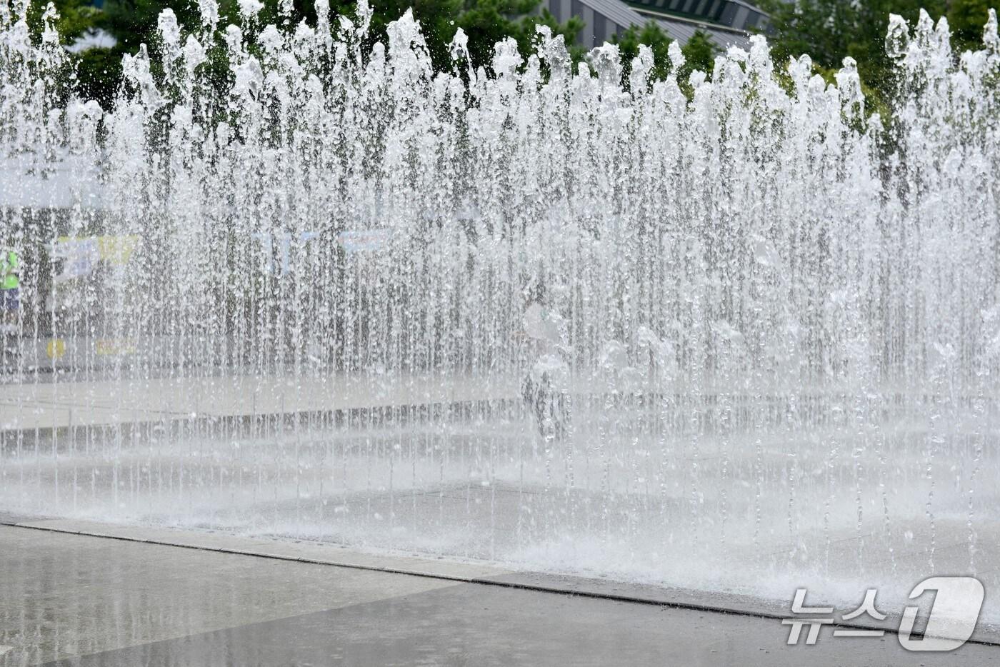 7일 대구 서구청 인근 바닥분수. 초등생이 바닥분수에 나오는 물에서 즐거운 시간을 보내고 있다. 2025.7.7/뉴스1 ⓒ News1 이성덕 기자