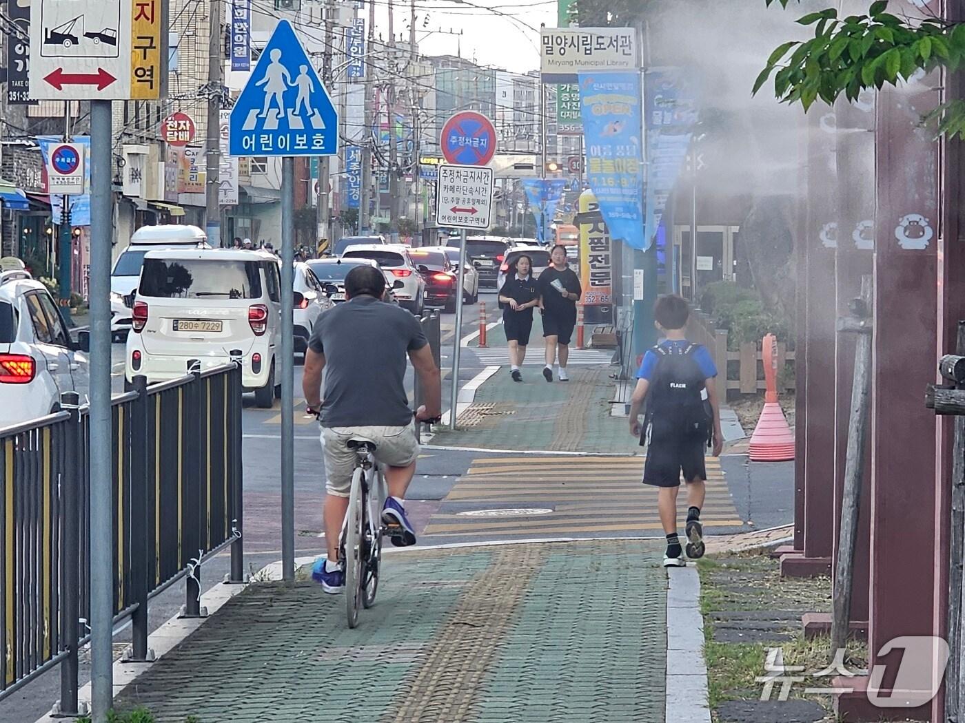 본문 이미지 - 7일 오후 5시 밀양시 삼문동 밀양시립도서관 앞 거리에 쿨링포그가 가동되고 있다. ⓒ 뉴스1 박민석 기자