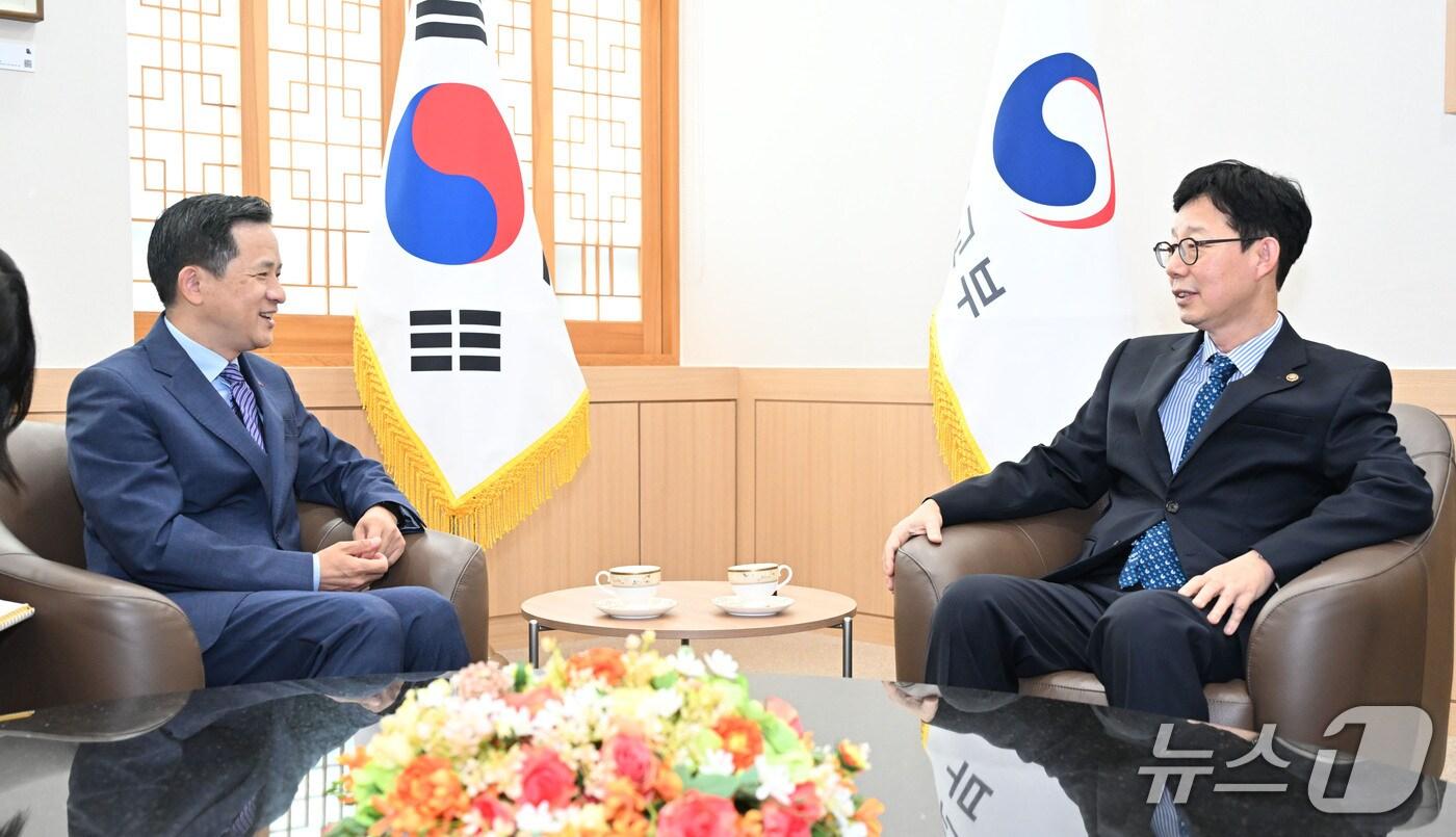 7일 서울 종로구 외교부 청사에서 박윤주 외교부 제1차관이 다이 빙 주한 중국 대사와 대화하고 있다. (외교부 제공)