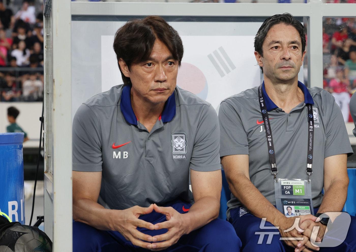 홍명보 대한민국 축구 국가대표팀 감독이 7일 오후 경기 용인시 처인구 용인미르스타디움에서 열린 2025 동아시아축구연맹&#40;EAFF&#41; E-1 챔피언십 남자부 대한민국과 중국의 경기 전 선수들을 지켜보고 있다. 2025.7.7/뉴스1 ⓒ News1 김영운 기자