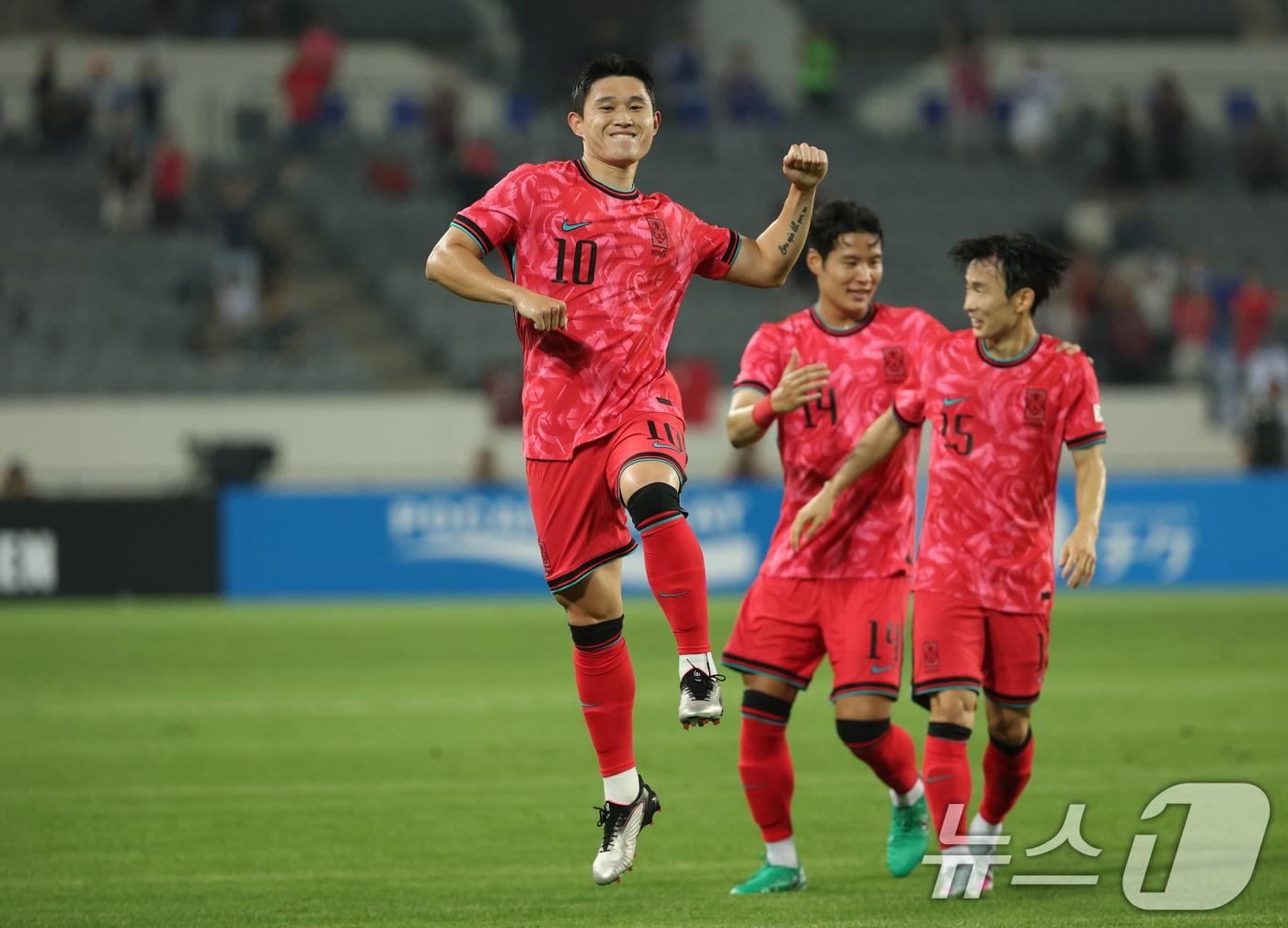 본문 이미지 - 이동경이 7일 오후 경기 용인시 처인구 용인미르스타디움에서 열린 2025 동아시아축구연맹(EAFF) E-1 챔피언십 남자부 대한민국과 중국의 경기에서 선제골을 넣고 기뻐하고 있다. 2025.7.7/뉴스1 ⓒ News1 김영운 기자