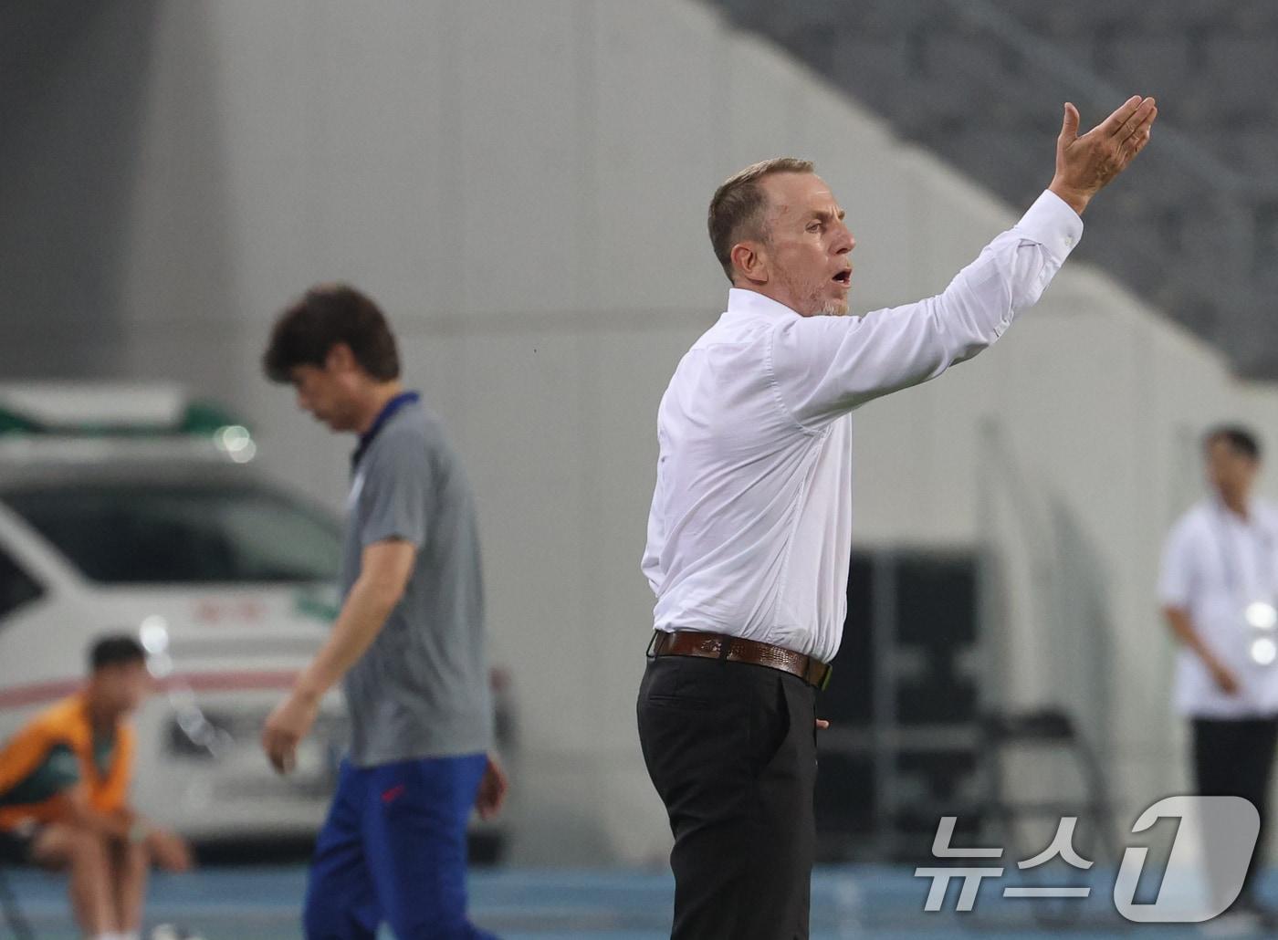본문 이미지 - 데얀 주르예비치 중국 축구 국가대표팀 감독이 7일 오후 경기 용인시 처인구 용인미르스타디움에서 열린 2025 동아시아축구연맹(EAFF) E-1 챔피언십 남자부 대한민국과 중국의 경기에서 작전 지시를 하고 있다. 2025.7.7/뉴스1 ⓒ News1 김영운 기자