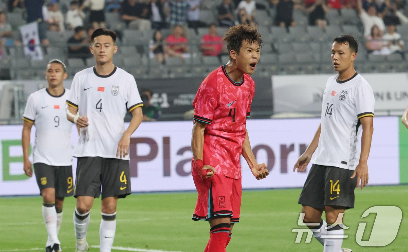 김주성이 7일 오후 경기 용인시 처인구 용인미르스타디움에서 열린 2025 동아시아축구연맹(EAFF) E-1 챔피언십 남자부 대한민국과 중국의 경기에서 슛을 넣은 뒤 기뻐하고 있다. 2025.7.7/뉴스1 ⓒ News1 김영운 기자