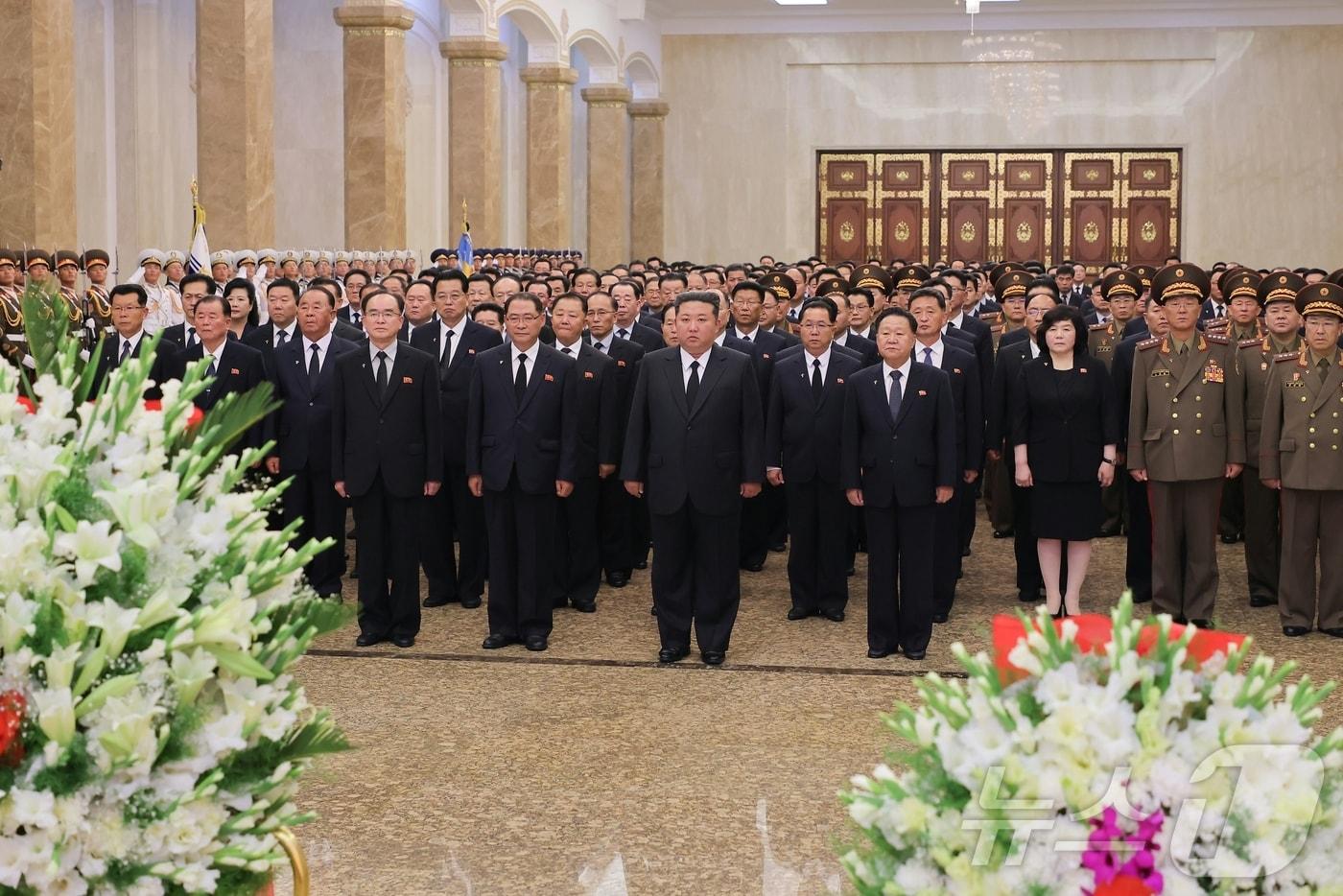 (평양 노동신문=뉴스1) = 북한 노동당 기관지 노동신문은 김정은 북한 노동당 총비서가 김일성 주석 사망 31주기인 8일 금수산태양궁전을 참배했다고 보도했다. [국내에서만 사용가능. 재배포 금지. DB 금지. For Use Only in the Republic of Korea. Redistribution Prohibited] rodongphoto@news1.kr