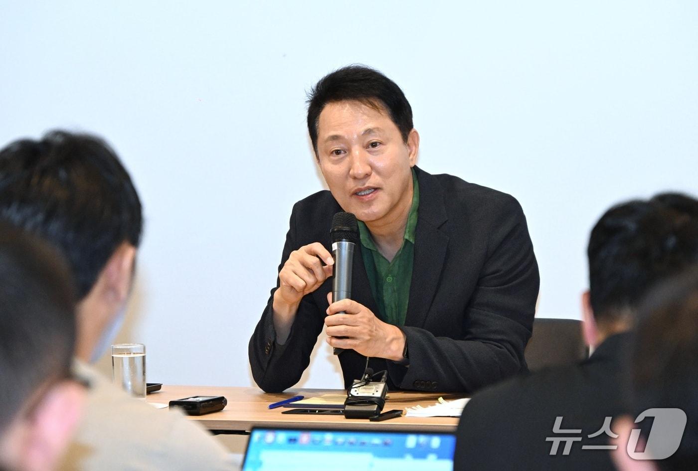 오세훈 서울시장이 5일&#40;현지시간&#41; 저녁 이탈리아 밀라노에서 진행된 동행기자단 간담회에서 오스트리아 빈과 이탈리아 밀라노 출장 중 성과와 느낀 점 등을 공유하고 있다.&#40;서울시 제공&#41;