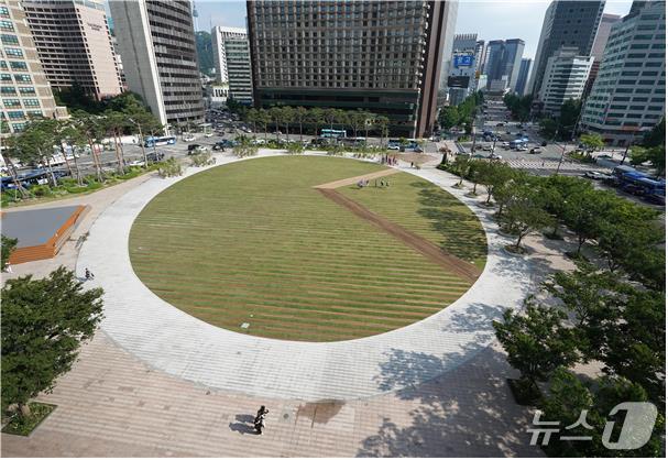 본문 이미지 -  서울광장 숲 조성 사진. (서울시 제공)