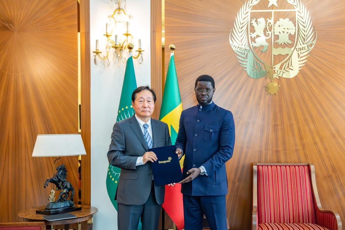 7일(현지시각) 세네갈 다카르의 대통령궁에서 바시루 디오마예 파예 대통령과 (왼쪽)이명우 동원산업 총괄임원 부회장이 기념사진을 촬영하고 있다.(동원그룹 제공)