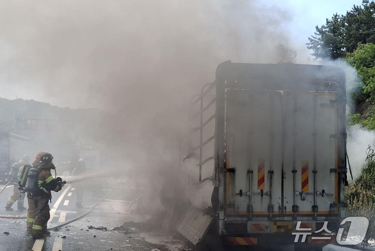 본문 이미지 - 7일 오전 10시 16분쯤 영천시 북안면 내포리 한 국도에서 6.5톤 윙바디 화물차의 적재함에 실려있던 배터리 셀에서 불이나 소방 당국이 진화하고 있다.(경북소방본주 제공. 재판매 및 DB금지)2025.7.8/뉴스1
