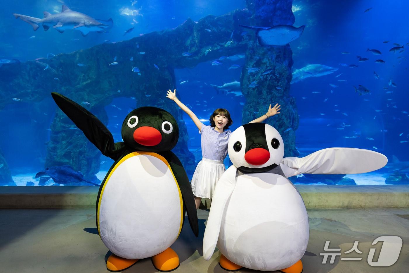 메인수조 앞에서 진행하는 핑구와 사진 촬영 이벤트(롯데월드 제공)