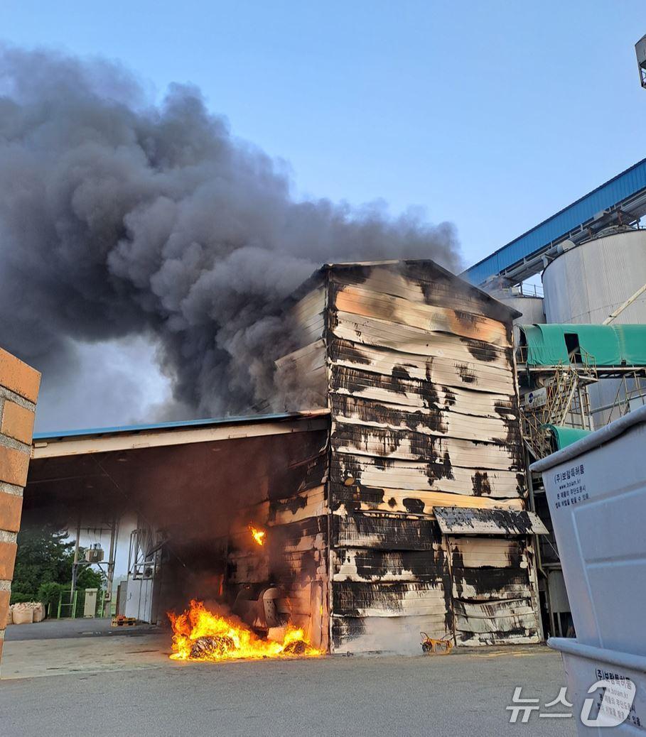 본문 이미지 - 김제 곡물 창고 화재 현장.&#40;전북소방본부 제공. 재판매 및 DB금지&#41;