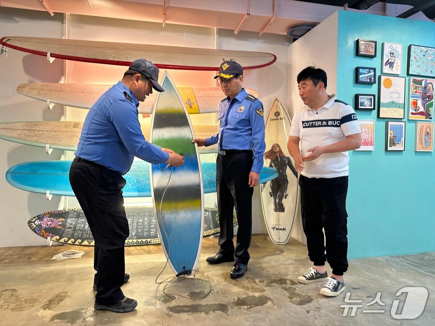 본문 이미지 - 관할 서프사업장 방문.&#40;강릉해경 제공, 재판매 및 DB 금지&#41;