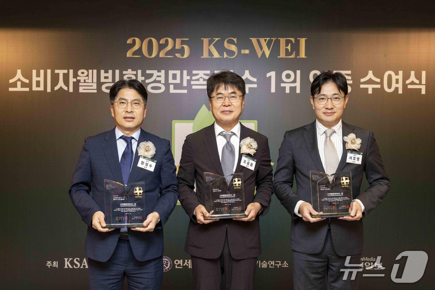 (왼쪽부터) KCC 유통도료사업부장 함성수 상무, 내외장재사업부장 조공훈 상무, 창호사업부장 서호영 상무가 2025 소비자웰빙환경만족지수(KS-WEI) 1위 수상 기념사진을 촬영하고 있다. (KCC 제공. 재판매 및 DB금지)