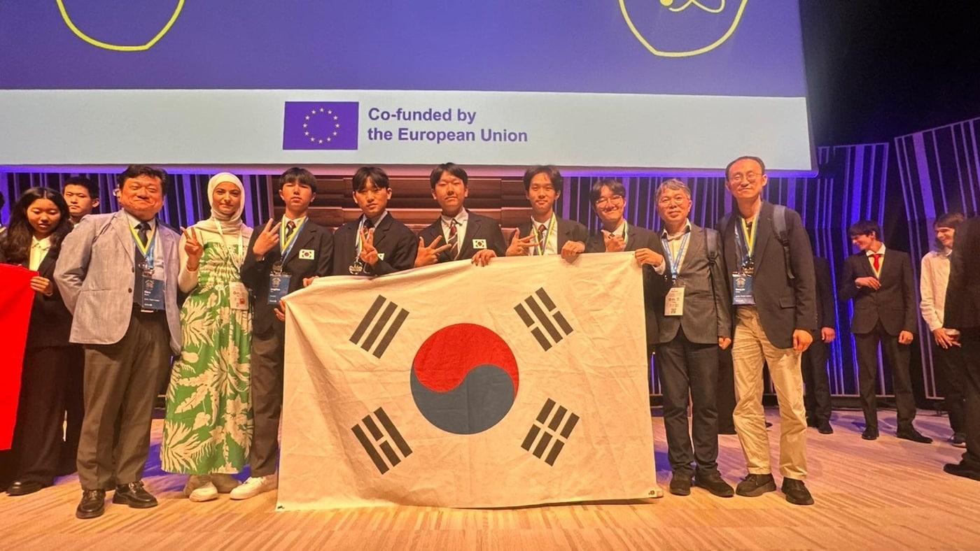 지난달 29일 열린 제38회 국제청소년물리토너먼트에서 한국 대표팀이 은메달을 획득했다.&#40;과학기술정보통신부 제공&#41;