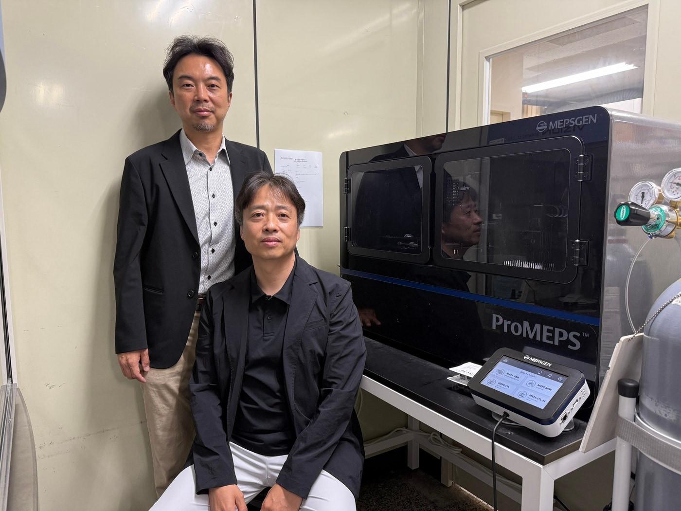 본문 이미지 - 전태준 인하대 생명공학과 교수(왼쪽부터)와 김선민 인하대 기계공학과 교수가 '프로멥스'를 활용해 태반 생체조직칩 활용 연구를 진행한다.(멥스젠 제공)/뉴스1