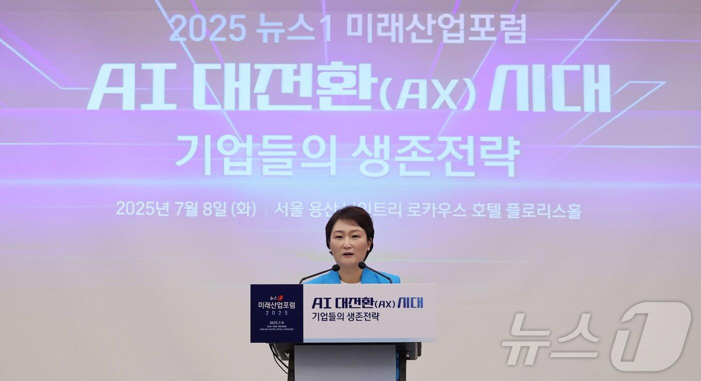 이언주 더불어민주당 최고위원이 8일 서울 용산 나인트리 프리미어 로카우스 호텔 플로리스에서 'AI 대전환(AX) 시대- 기업들의 생존전략'을 주제로 열린 2025 뉴스1 미래산업포럼(NFIF)에서 축사를 하고 있다. 2025.7.8/뉴스1 ⓒ News1 박지혜 기자