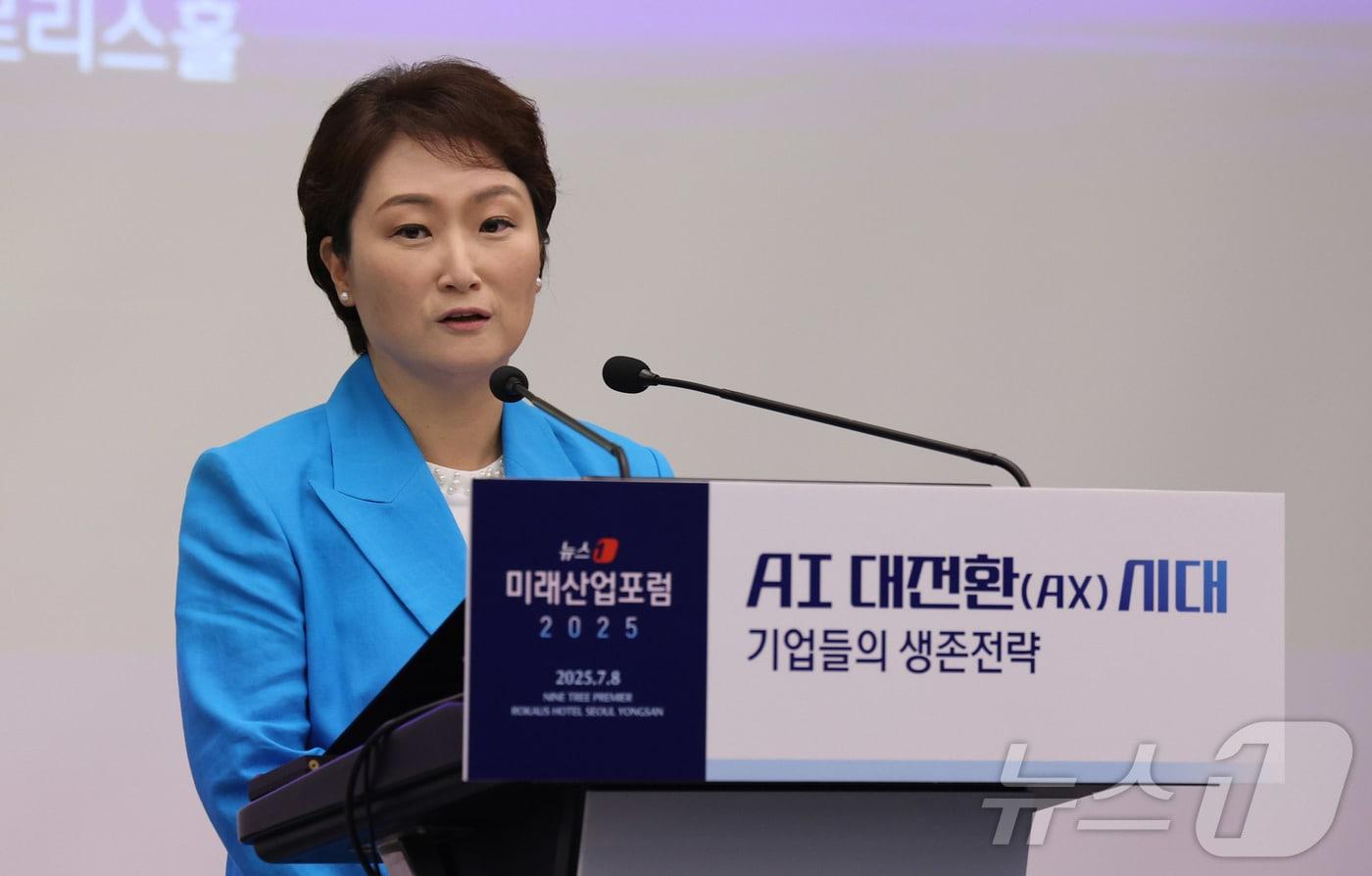 이언주 더불어민주당 최고위원이 지난 7월 8일 서울 용산 나인트리 프리미어 로카우스 호텔 플로리스에서 &#39;AI 대전환&#40;AX&#41; 시대- 기업들의 생존전략&#39;을 주제로 열린 2025 뉴스1 미래산업포럼&#40;NFIF&#41;에서 축사를 하고 있다. 2025.7.8/뉴스1 ⓒ News1 박지혜 기자