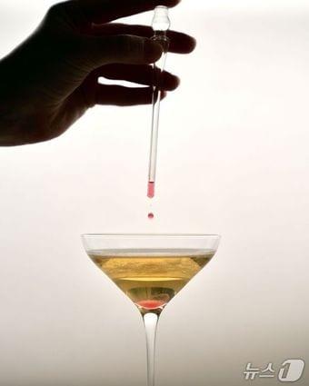 본문 이미지 - 실험실 콘셉트 칵테일 바 에이치 바(H. Bar)(포시즌스 호텔 서울 제공)