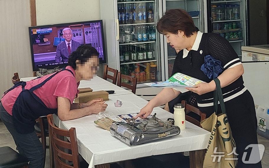 본문 이미지 - 지난 4일 구도항과 삼길포항 인근 수산물 취급업소 대상으로 서산시가 수산물 안전관리 요령에 대해 홍보하는 모습 (서산시 제공. 재판매 및 DB금지) 2025.7.8 /뉴스1