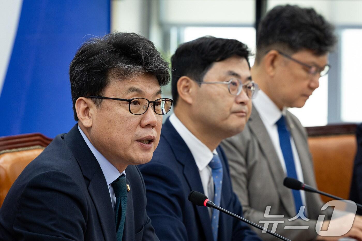 진성준 더불어민주당 정책위의장이 8일 서울 여의도 국회에서 열린 원내대책회의에서 모두 발언을 하고 있다. 2025.7.8/뉴스1 ⓒ News1 유승관 기자