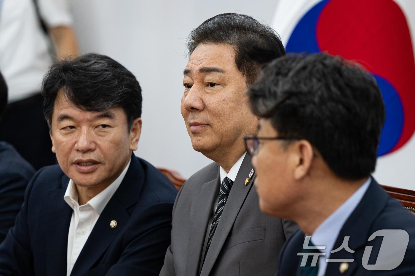 김병기 더불어민주당 당대표 직무대행 겸 원내대표를 비롯한 지도부가 8일 서울 여의도 국회에서 열린 원내대책회의에 앞서 대화하고 있다. 왼쪽부터 문진석 원내운영수석부대표, 김 대표, 진성준 정책위의장. 2025.7.8/뉴스1 ⓒ News1 유승관 기자