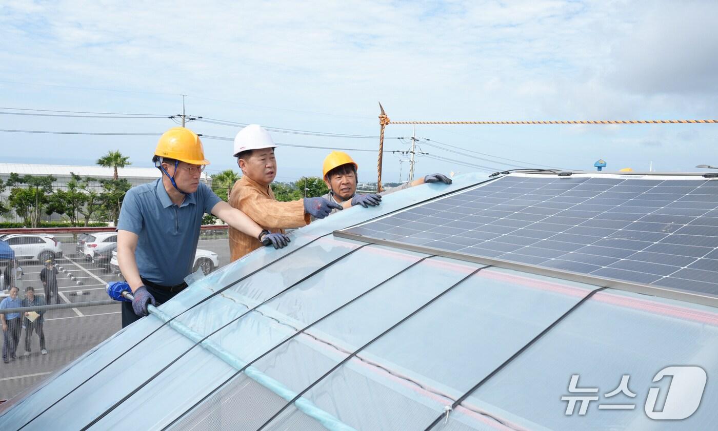  오영훈 제주도지사가 RE100 감귤 농가에 설치된 태양광 시설을 살펴보고 있다(제주도 제공. 재판매 및 DB금지)/뉴스1