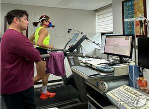 본문 이미지 - 대전시체육회 스포츠과학센터 정밀심폐지구력 검사 모습.(시체육회 제공. 재판매 및 DB금지)/뉴스1