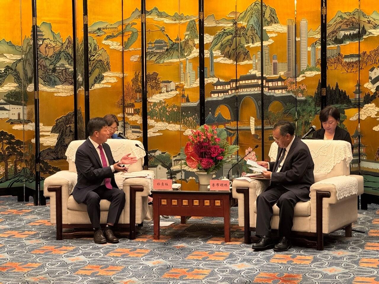 본문 이미지 - 박정주 충남 행정부지사(왼쪽)가 쓰촨성 푸부둔주 통일전선부장을 예방하고 있다.(충남도 제공. 재판매 및 DB금지)2025.7.8/뉴스1