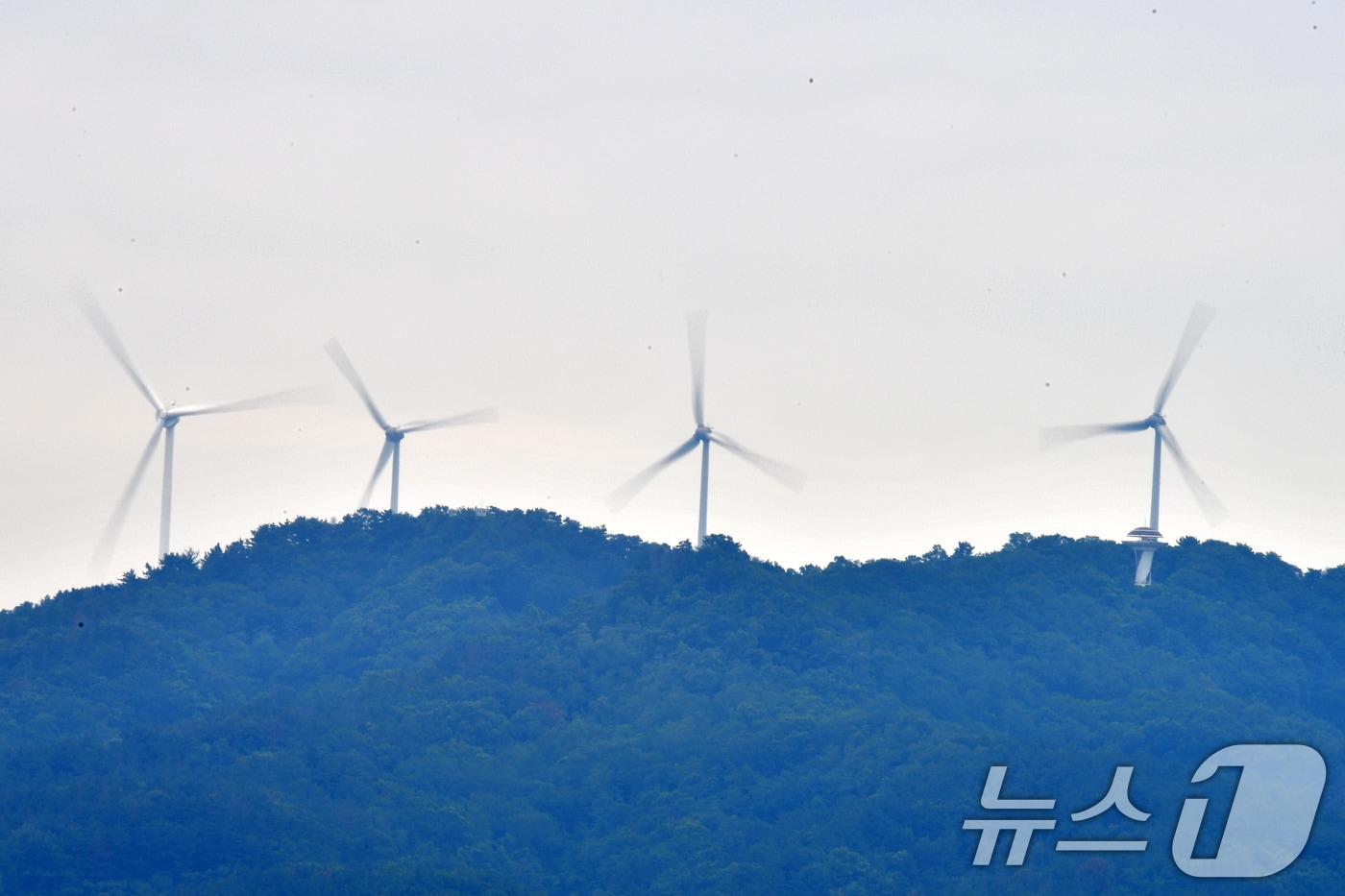 경북 경주시 강동면 산에 설치된 풍력발전기. 2025.7.8/뉴스1 ⓒ News1 최창호 기자